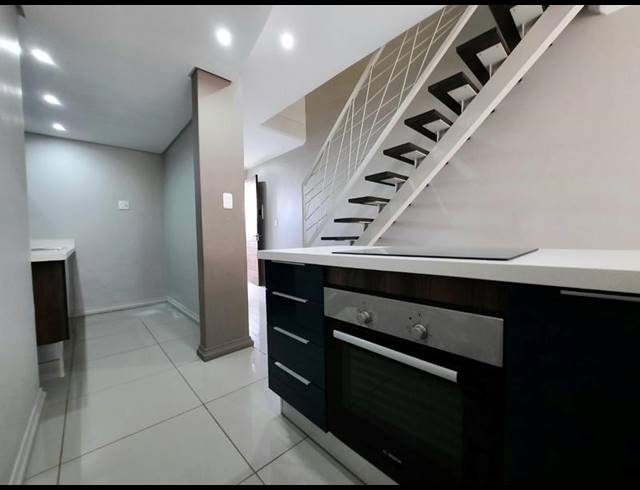 2 BEDROOM DUPLEX FOR SALE IN MENLO PARK
